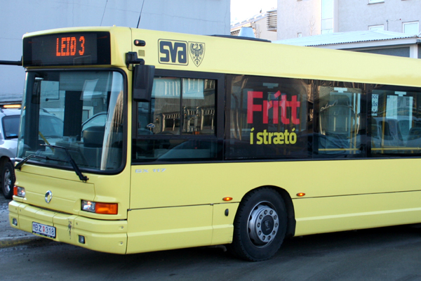 Fr&iacute;tt &iacute; str&aelig;t&oacute; &aacute; Akureyri