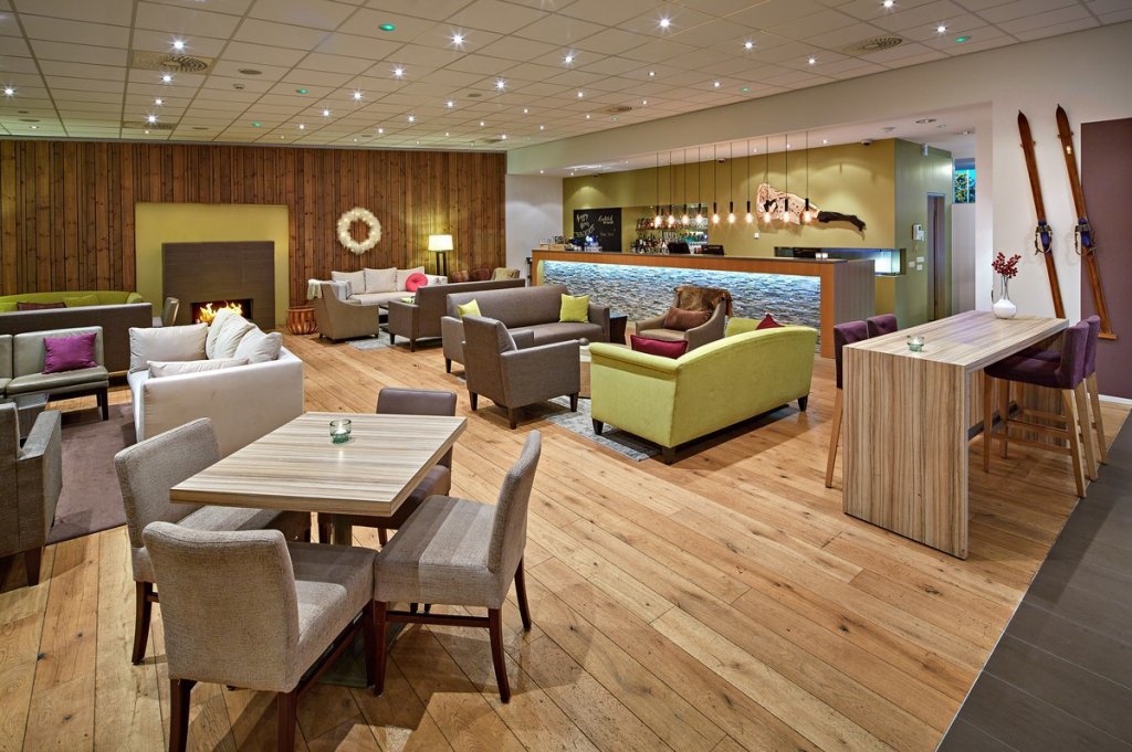 icelandair-hotel-akureyri-bar-lobby-fra-olof-eiriksdottir.jpg